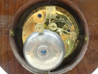 Dans une cage en verre, pendule lyre en acajou,...