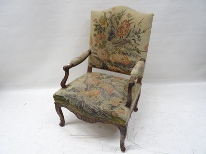 Fauteuil à dossier plat en noyer mouluré...