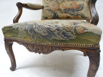 Fauteuil à dossier plat en noyer mouluré...