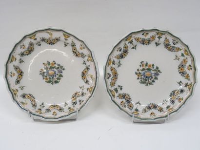 Paire d'assiettes à décor polychrome de fleurs,...