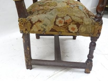 Fauteuil en bois naturel, reposant sur un...