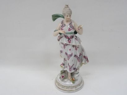 Personnage en porcelaine polychrome représentant...