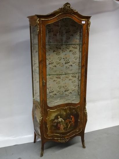 Vitrine à façade et côtés galbés en bois...