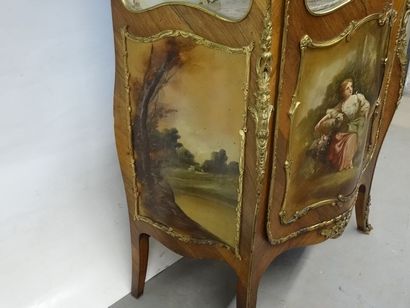 Vitrine à façade et côtés galbés en bois...
