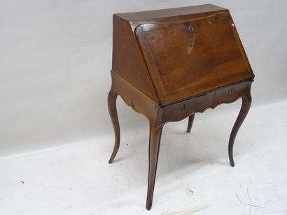 Bureau de pente en noyer ouvrant à un abattant...