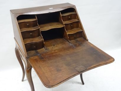 Bureau de pente en noyer ouvrant à un abattant...
