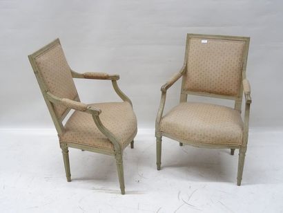 Paire de fauteuils à dossier plat moulurés...