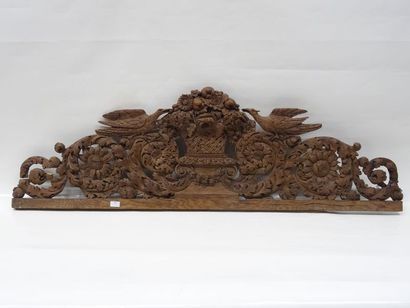 Fronton en bois sculpté représentant un panier...