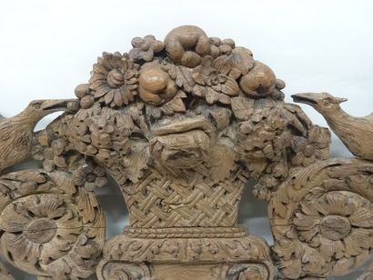 Fronton en bois sculpté représentant un panier...