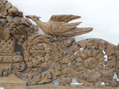 Fronton en bois sculpté représentant un panier...