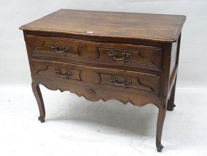 Commode en noyer à façade légèrement cintrée....