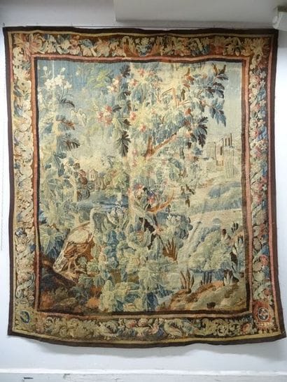 Tapisserie représentant un échassier et des...