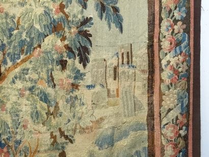 Tapisserie représentant un échassier et des...