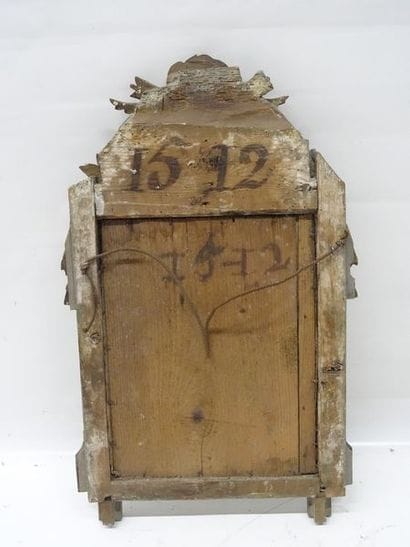 Dans un encadrement en bois doré et laqué...