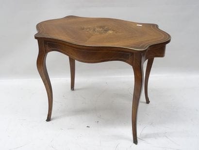 Table en bois de placage de style Louis XV....