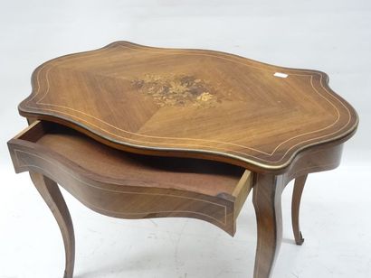 Table en bois de placage de style Louis XV....