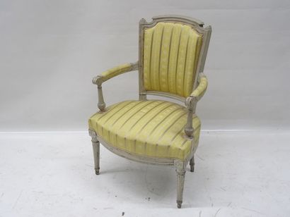 Fauteuil en bois laqué, dossier à anse de...