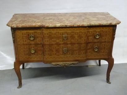 Belle commode à ressaut central ouvrant à...