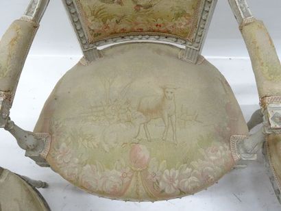 Mobilier de salon en bois laqué et sculpté...