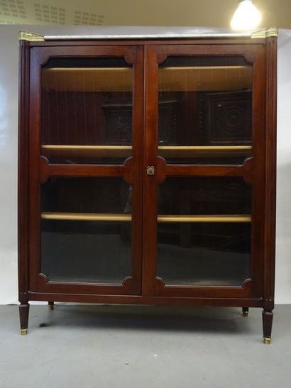 Bibliothèque en bois teinté acajou ouvrant...