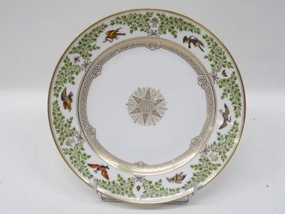 Assiette en porcelaine, porte dans une réserve...