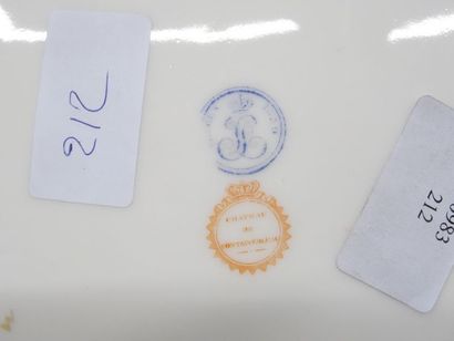 Assiette en porcelaine, porte dans une réserve...