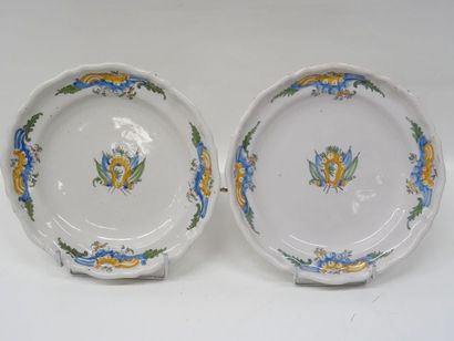 Paire d'assiettes à contours, modèle à la...