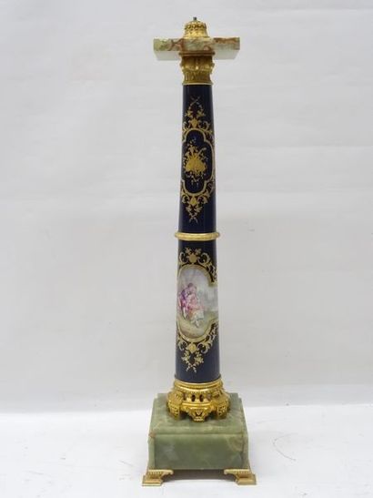 Une sellette en porcelaine genre Sèvres,...