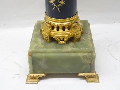 Une sellette en porcelaine genre Sèvres,...