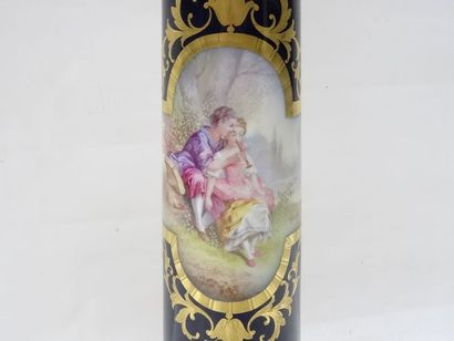 Une sellette en porcelaine genre Sèvres,...