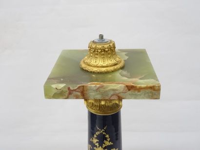 Une sellette en porcelaine genre Sèvres,...