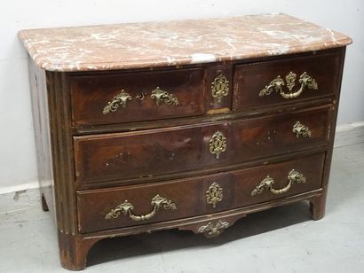Commode à façade cintrée en placage de palissandre...
