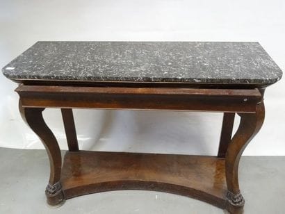 Console en acajou et placage, pieds à enroulements...