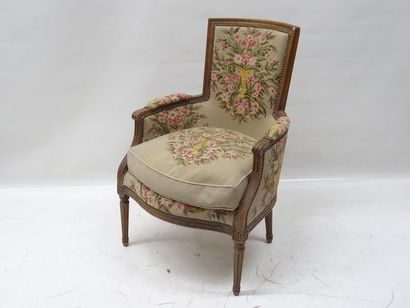 Bergère en hêtre mouluré et sculpté. Epoque...