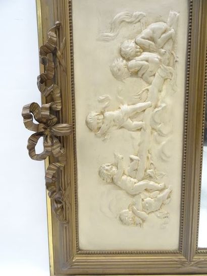 Glace trumeau de style Louis XVI orné en...