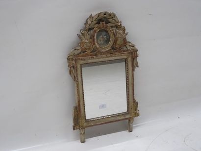 Petit miroir en bois doré laqué et sculpté...