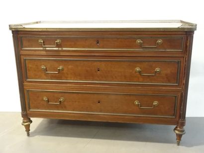 Commode en acajou et placage ouvrant à 3...