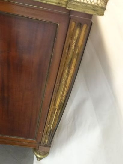 Commode en acajou et placage ouvrant à 3...