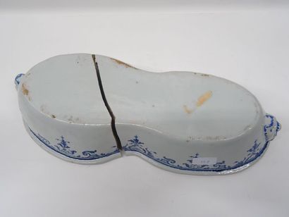 Une terrine de lièvre en faïence et son bassin...