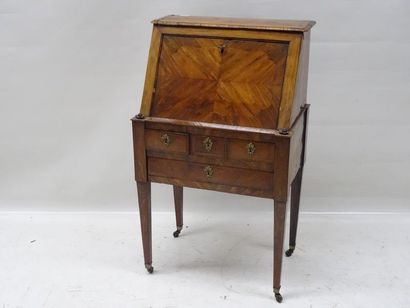Petit bureau de pente ouvrant à un abattant...