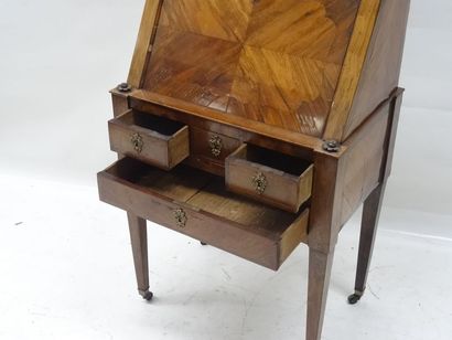 Petit bureau de pente ouvrant à un abattant...