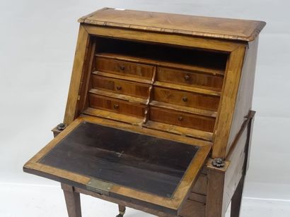 Petit bureau de pente ouvrant à un abattant...