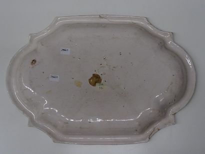 Plat creux en faïence à contours à décor...