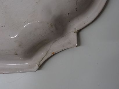Plat creux en faïence à contours à décor...