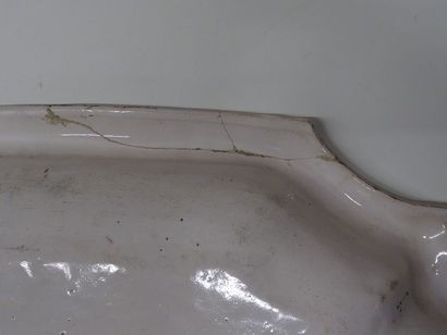 Plat creux en faïence à contours à décor...