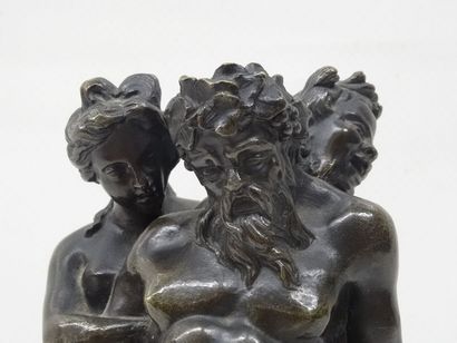 Groupe en bronze à patine brune à décor mythologique...