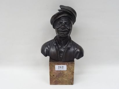 Sur un socle carré en marbre, sculpture en...