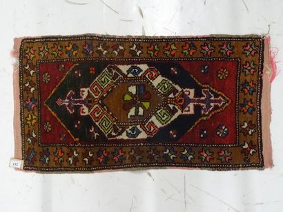 Tapis de laine noué 90 x 48 cm (7)