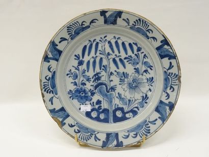 Plat en faïence en Delft à décor floral en...