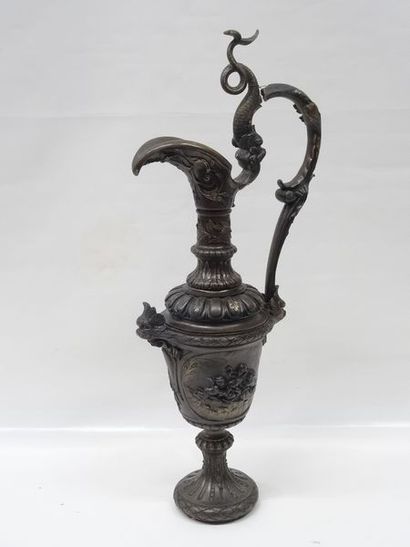 Grande aiguière en bronze à décor d'amour...